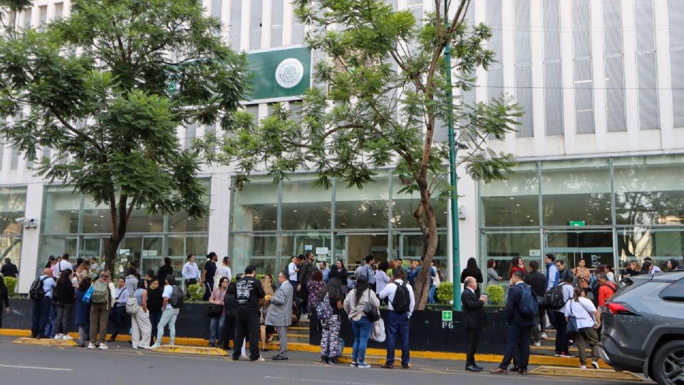Durante un paro indefinido de actividades en la Ciudad Judicial, colonia Doctores, trabajadores del Poder Judicial colocaron una manta con la leyenda “No al 5%”.