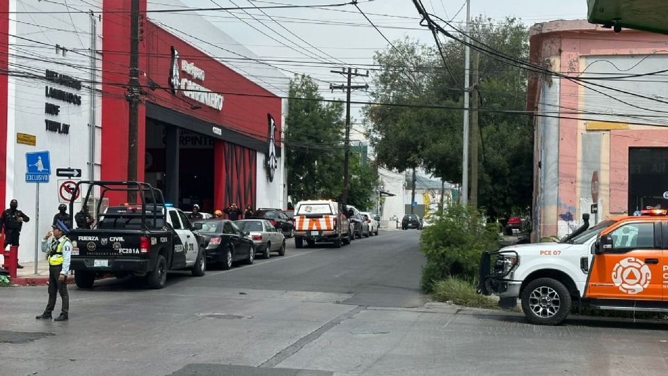 Protección Civil atendió un accidente entre una patrulla y un auto en la colonia Independencia, sin heridos graves.
