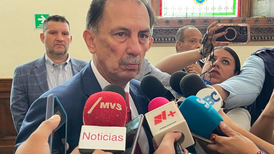 Javier Flores Saldívar atendió a los medios de comunicación al concluir la reunión de Seguridad.