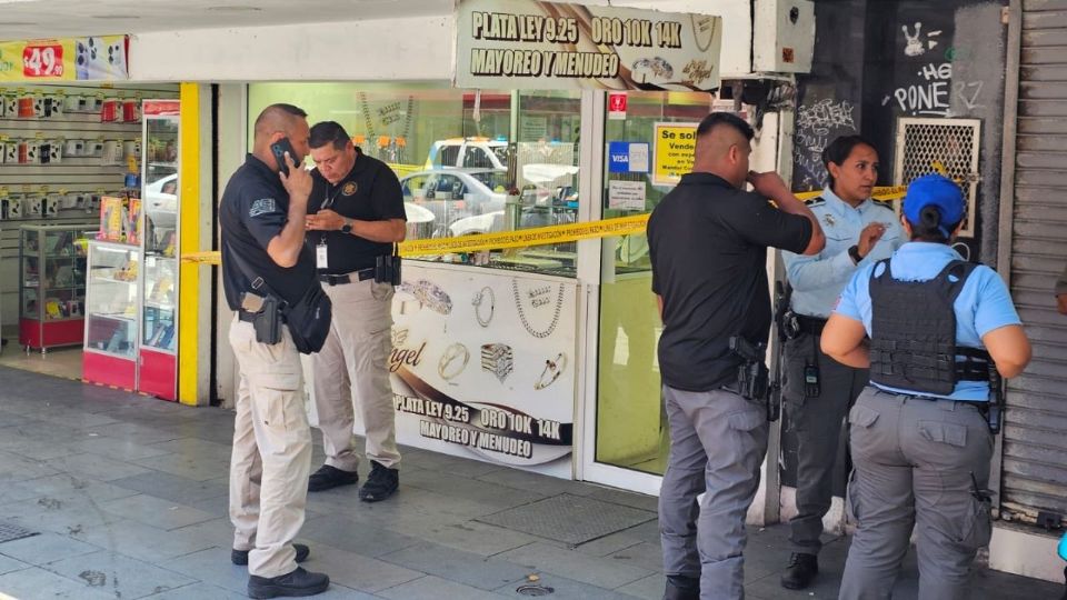 Policías municipales y agentes ministeriales acudieron a la joyería tras el reporte del robo.