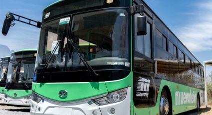 Camioneta provoca choque al pasarse semáforo en el Centro de Monterrey