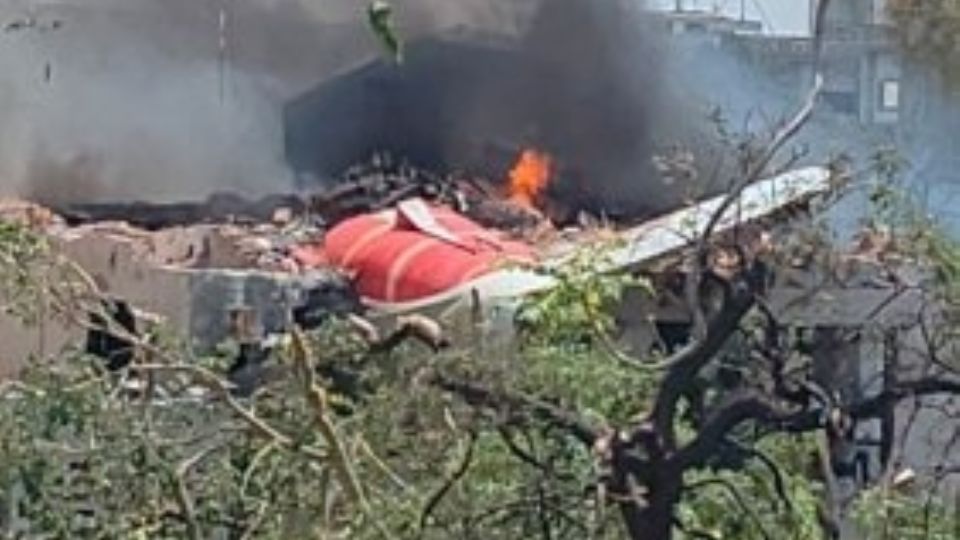 Un avión de Air India se estrelló esta mañana minutos después de haber despegado y esto es lo que se sabe hasta ahora del accidente.