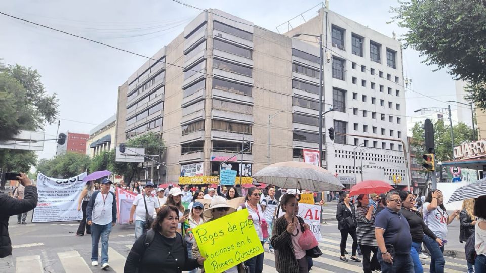 Trabajadores base de la Consejeria Jurídica y de la FGJCDMX exigen mejoras salariales, trato digno, mayores recursos materiales.