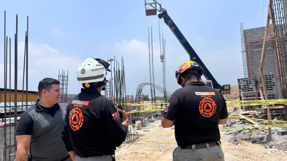 Elementos de Protección Civil Nuevo León acudieron al lugar del accidente laboral.