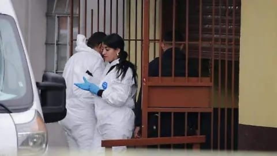 Al lugar arribaron paramédicos que después de revisar sus signos vitales, determinaron que ya había fallecido.