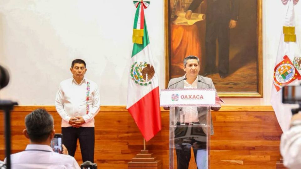 Fiscal de Oaxaca, Bernardo Rodríguez Alamilla, en rueda de prensa.