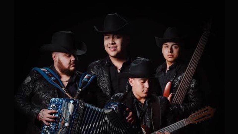 El grupo de jóvenes viajaban en una camioneta blanca junto con su chofer.