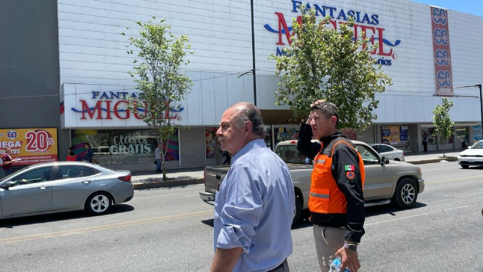 Autoridades estatales reparten agua en la Plaza Colegio Civil como parte del operativo contra el golpe de calor en Monterrey.