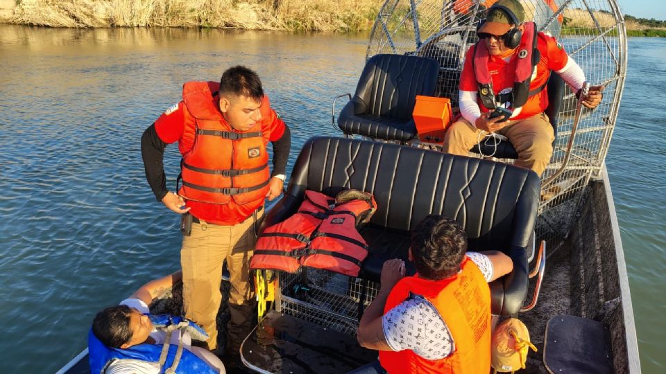 Tres agentes del Grupo Beta se dirigieron en aerobote hasta donde la corriente del río había arrastrado a la familia.