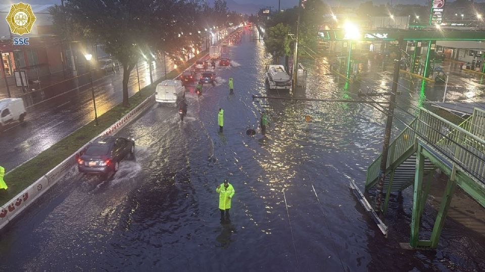 La policía de CDMX ayudó a atender los problemas generados por las lluvias.