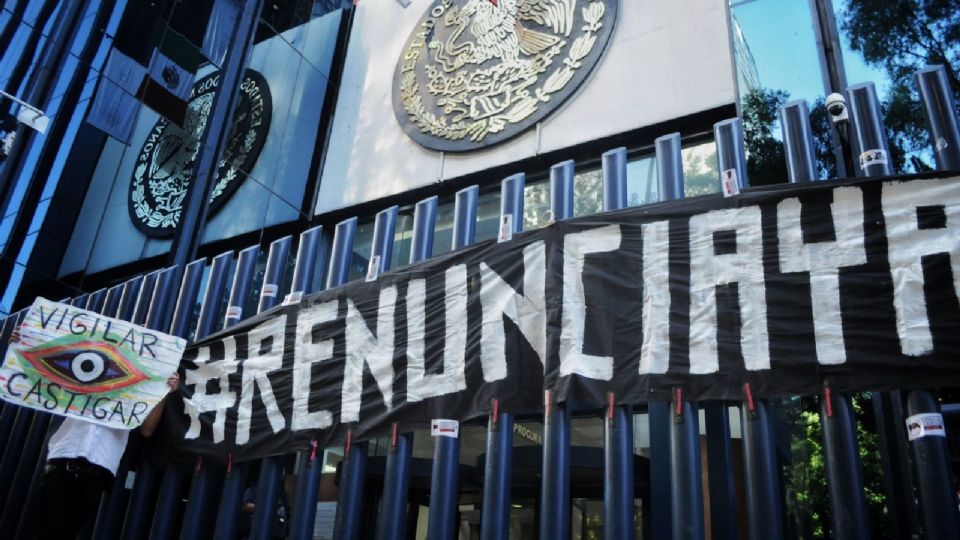 El sisema Pegasus generó protestas de periodistas ante la entonces sede de la PGR.