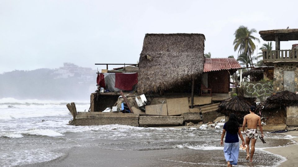 Imagen de archivo de prsonas que observan los estragos causados por el fuerte oleaje e intensas lluvias, en Acapulco.
