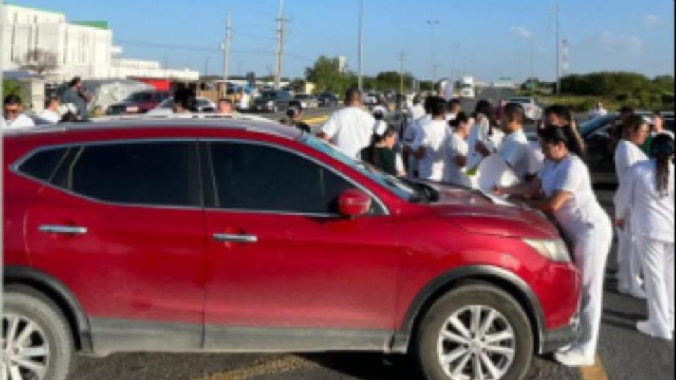 Los manifestantes impidieron la circulación de los vehículos en ambos sentidos de la carretera.