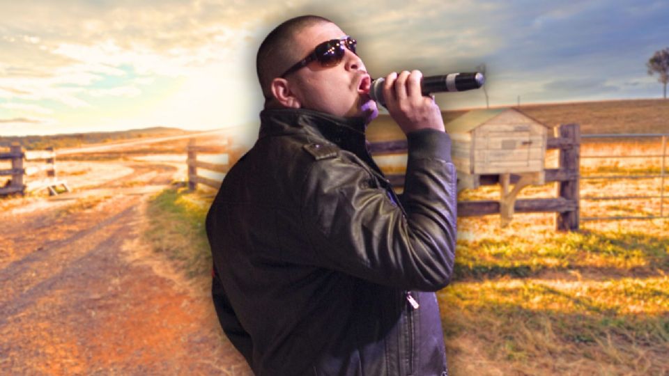 El Komander invita a una fiesta para fans.