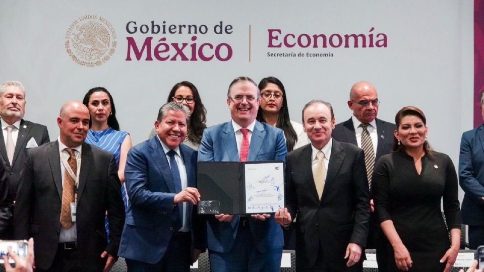 David Monreal, gobernador de Zacatecas, Marcelo Ebrard Casaubón, secretario de Economía, y Alfonso Durazo, gobernador de Sonora, durante la firma del Convenio de colaboración del Comité Educativo de Minería México 2025.