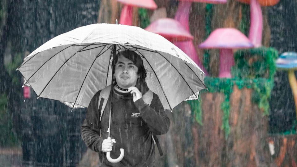 Llaman a resguardarse por llegada del huracán Erick.