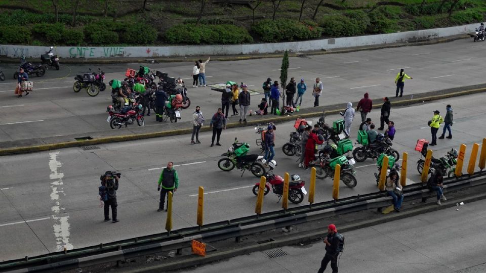 Tras horas de bloqueo policía capitalina replego a decenas de repartidores por aplicación que mantenian un bloqueo Circuito Interior.