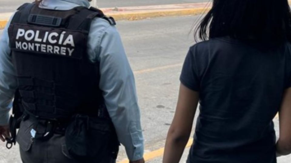 Elementos de la Policía de Monterrey resguardaron a la menor.