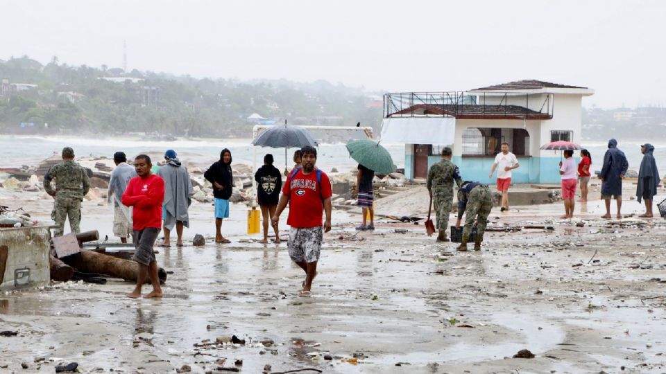 Lluvias constantes y oleaje elevado se registran en Puerto Escondido, luego de que el huracán Erick tocó tierra a las 5:30.