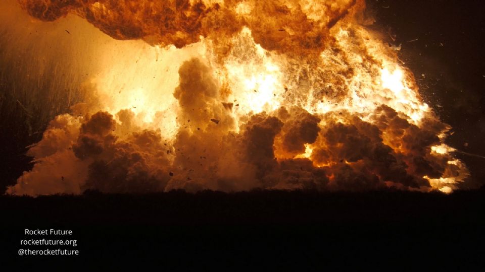 Las llamas se elevan al explotar un cohete de SpaceX en Brownsville, Texas.