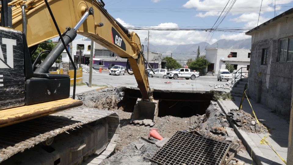 Personal del municipio de Escobedo y empresas de servicios trabajan en la reparación del socavón en la colonia Santa Lucía.