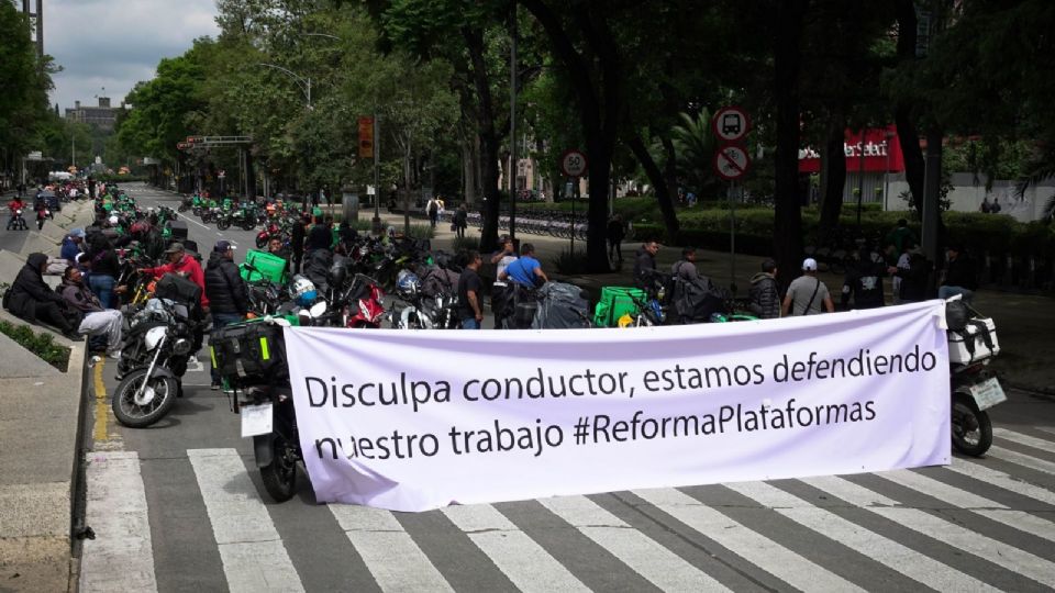 Repartidores por aplicación realizaron un bloqueo en la Glorieta de la Dina Cazadora.