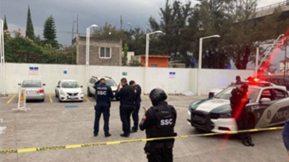 Los oficiales solicitaron el apoyo de los servicios médicos.