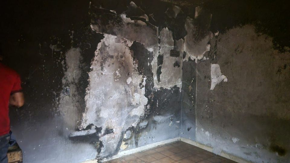 El siniestro dejó daños en un cuarto de la planta baja del inmueble.