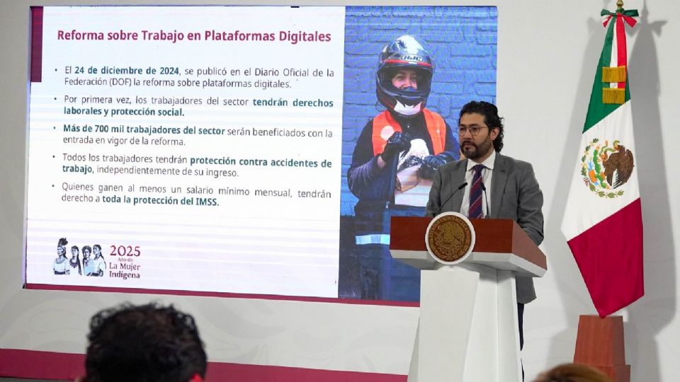 Marath Bolaños, secretario del Trabajo y Prevención Social durante la Conferencia del Pueblo en donde se abordó el tema de la llamada Reforma digital.