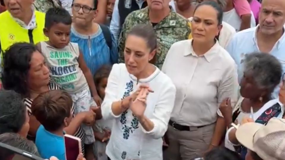 La presidenta Claudia Sheinbaum visitó Oaxaca tras el huracán Erick.