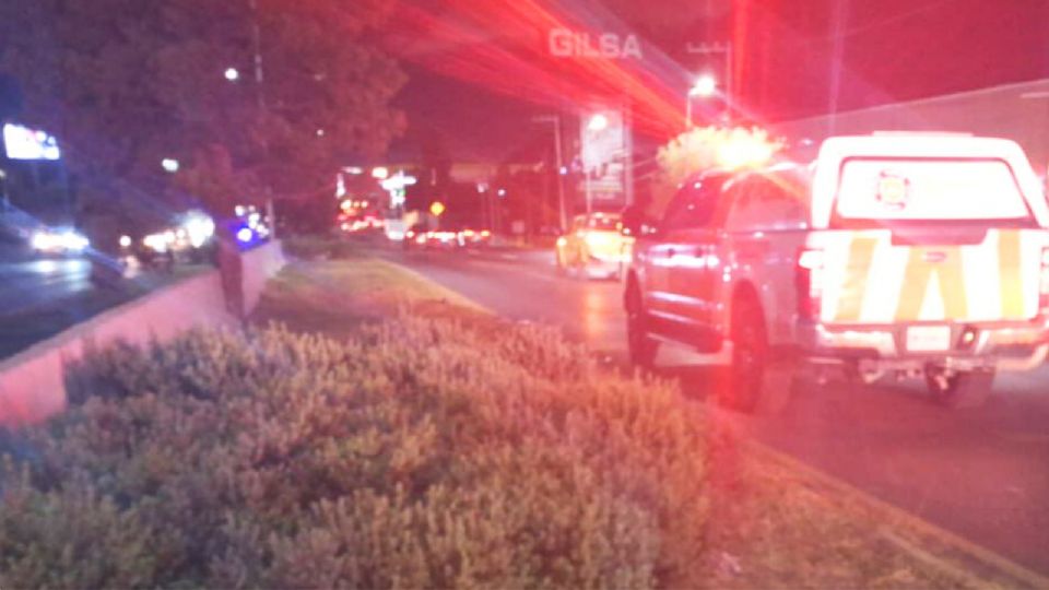 Elementos de Protección Civil Nuevo León abanderaron la zona del incidente vial.