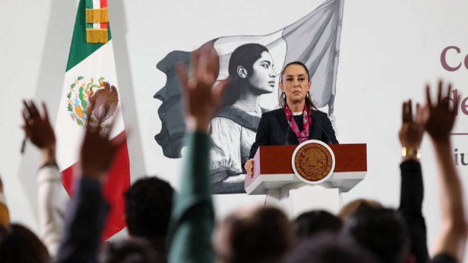 Durante la conferencia mañanera presentó fotografías donde se muestra el apoyo de las Fuerzas Armadas.