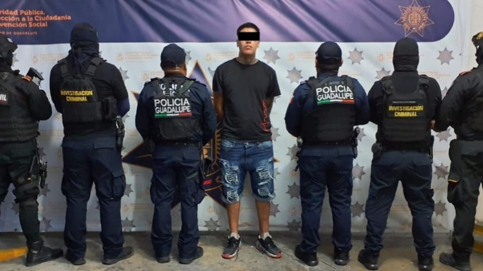 Policías de Guadalupe capturaron a Anderson 'N' en la Colonia Cañada Blanca, donde intentó huir durante su cumpleaños; estaba en posesión de drogas y está vinculado a múltiples robos.