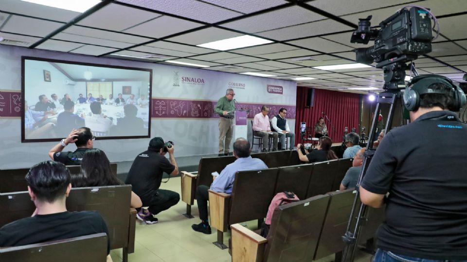 El mandatario estatal se reunió en dos ocasiones con grupos de empresarios de Culiacán y anunció que también lo hará con empresarios de Mazatlán esta semana.