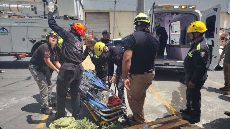 Protección Civil de Nuevo León y Santa Catarina atendieron al trabajador que sufrió quemaduras en el 50% del cuerpo tras una descarga eléctrica.