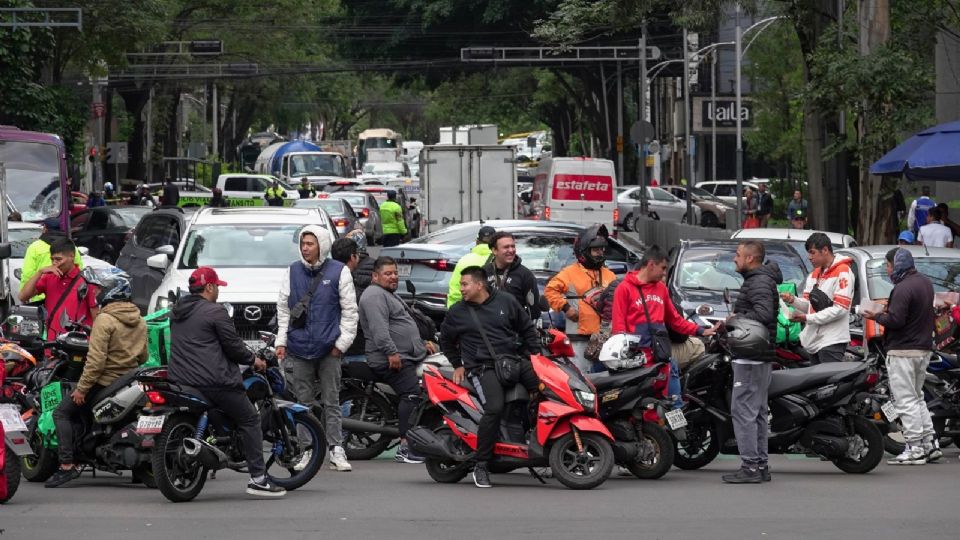 Repartidores por aplicación, durante el bloqueo en la Glorieta de la Diana Cazadora.