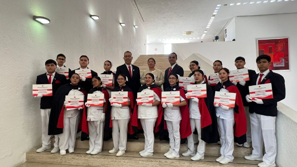 Los 35 nuevos graduados de Cruz Roja Mexicana en Nuevo León se preparan para iniciar su servicio social en atención prehospitalaria y enfermería.