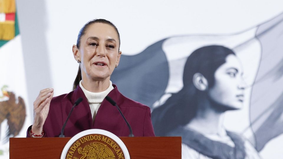 La presidenta de México Claudia Sheinbaum hablando durante una rueda de prensa este martes, en el Palacio Nacional.