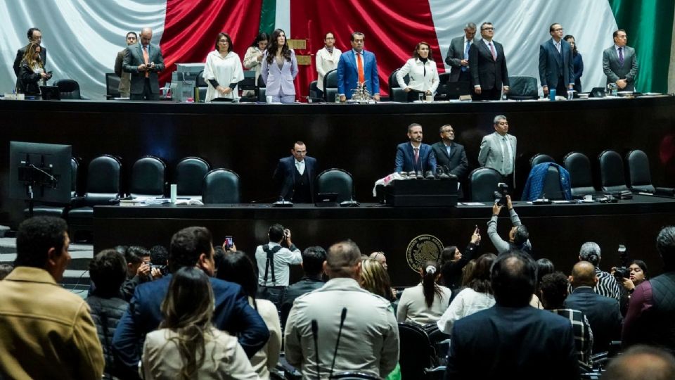 Oposición en San Lázaro se divide, PRI se queda solo y acusa albazo con amplios cambios al dictamen, difundidos apenas la madrugada de este miércoles.