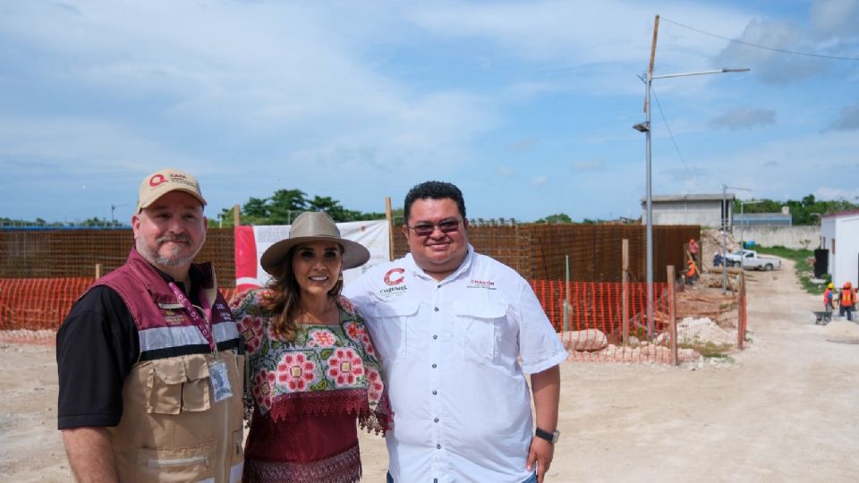 Junto con el presidente municipal José Luis Chacón Méndez, y el director de la CAPA, Hugo Garza Sáenz, la gobernadora de Quintana Roo recorre esta obra.