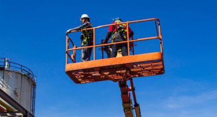 Trabajador queda atrapado en grúa de 12 metros y es rescatado hasta 2 horas después