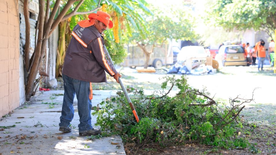 José Santos Valdés, Secretario de Servicios Públicos, supervisó las labores del programa “Guadalupe Limpio” en el sector Tres Caminos.