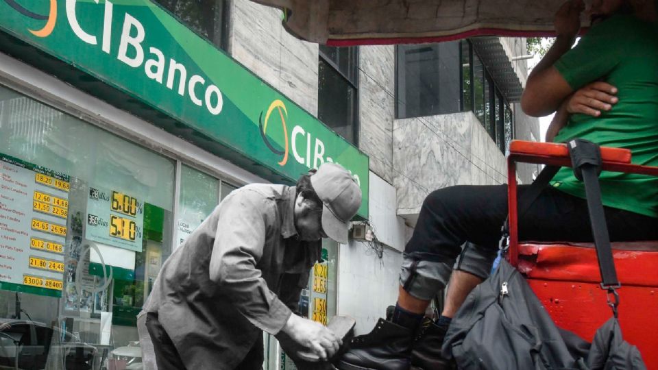 los bancos captan dinero para prestarlo y, mediante los intereses, generan utilidades.