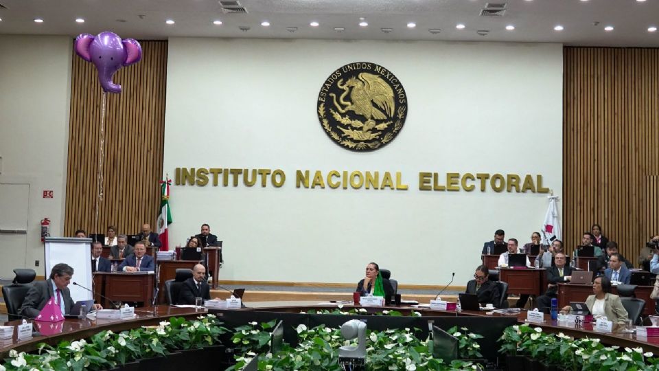 Un globo con imagen de la cara de un elefante sobrevuela la sesión extraordinaria de los consejeros del Instituto Nacional Electoral.