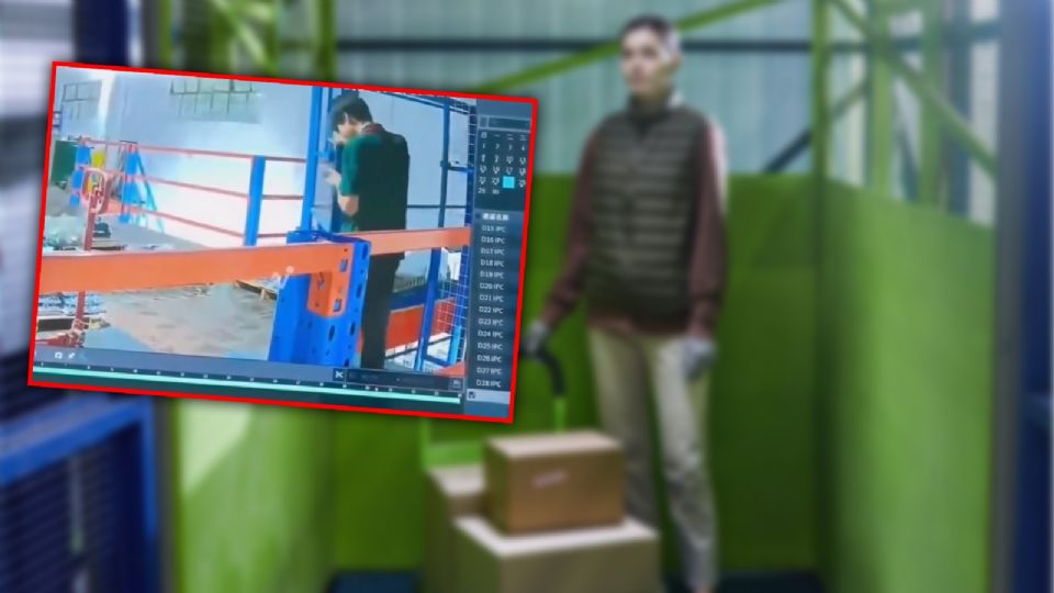 Un empleado de una fábrica en China cayó por el hueco de un elevador.