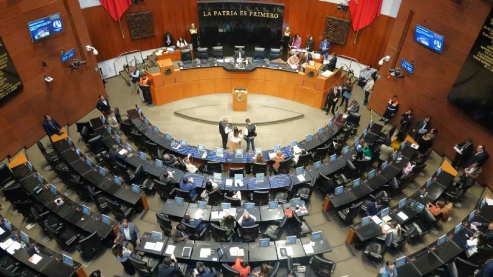 Inicia la sesión extraordinaria en el Senado.