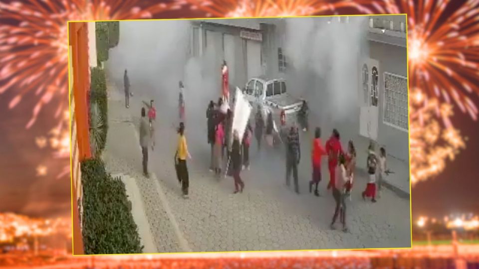 Explosión de pirotecnia sorprende durante procesión en Yehualtepec, Puebla.