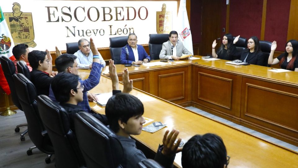 Jóvenes estudiantes de la UANL participan en “Cabildo por un Día” en Escobedo para conocer el funcionamiento del gobierno municipal y proponer iniciativas.