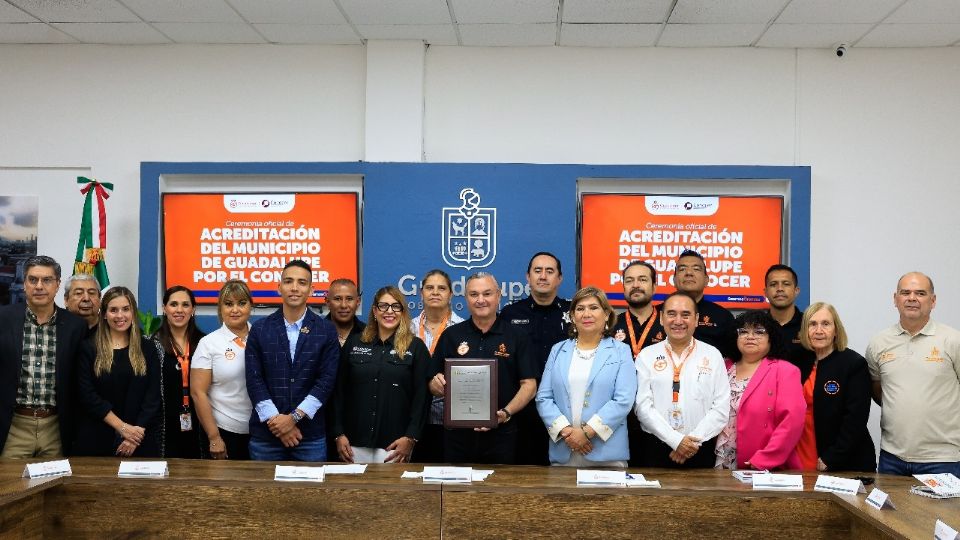 Héctor García, Alcalde de Guadalupe, recibe la acreditación oficial de CONOCER para certificar al personal municipal y mejorar el servicio público.