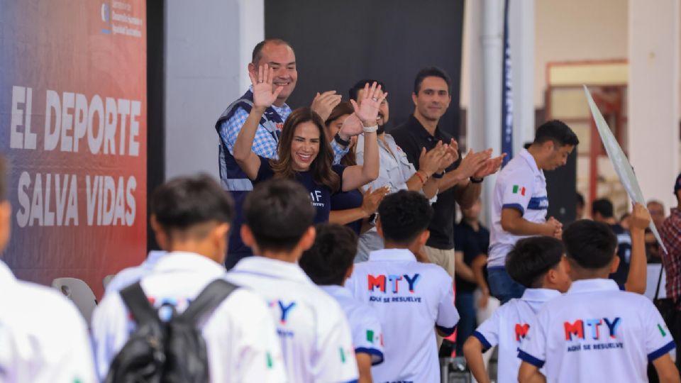 Autoridades municipales abanderaron a la delegación que representará a Monterrey en la Olimpiada y Paralimpiada Nuevo León 2025.